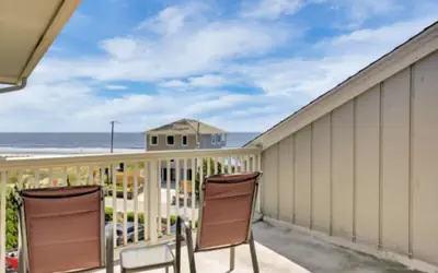 Pelican Perch - 3rd floor views of the ocean and marsh - perfect for wildlife viewing.