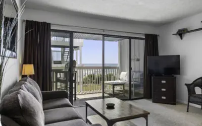 Pura Vida Pure Life - Expansive views of the ocean and wide sandy beach