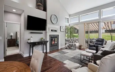 Village 62 Gorgeous Remodeled Townhouse with Firepit on the Backyard