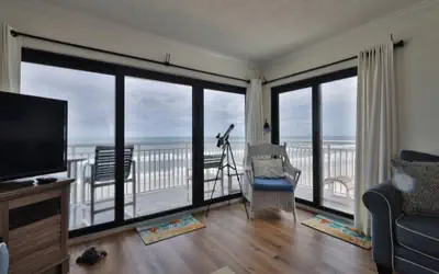 Oceanfront condo, Penthouse unit with lots of beach supplies