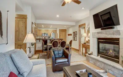 2 BR Condo Arrowhead Village, Walking Distance to Lift