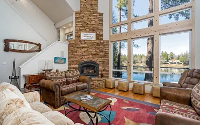 Casa Cassaretto - This Beautiful Lakefront Home is Only 50 yards from Marina Beach