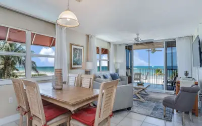 Beach Villas 201 Beachfront Bliss: Views, Pool, Walk to Times Sq