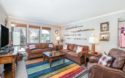 West End Winner - Hot Tub, Parking, Open Kitchen & Living Space