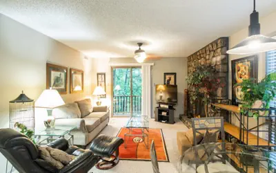 22BNC - Forest view two bedroom, two bath condo on Lake Ouachita, steps away from pool and spa