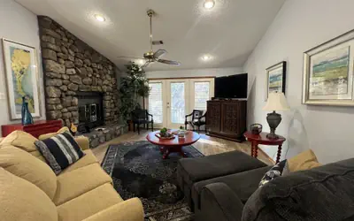 37CPD - Forest view, log-sided two bedroom, two bath condo on Lake Ouachita