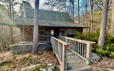 C13 - Forest View two bedroom, two bath Harbor North luxury loft cottage with private hot tub o Lake on Ouachita