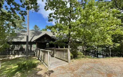 C17 - Lake view three bedroom, three bath log-sided cottage with private hot tub overlooking Lake Ouachita