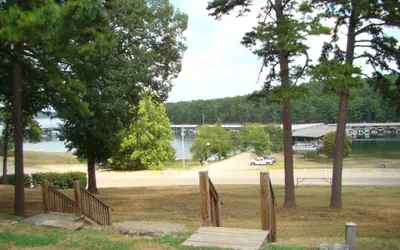 GR6 - Mountain Harbor Queen Guest Room on Lake Ouachita