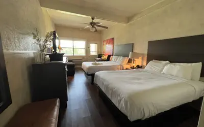 GR4 - Mountain Harbor Queen Guest Room on Lake Ouachita