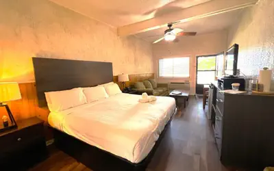 GR9 - Mountain Harbor King Guest Room on Lake Ouachita