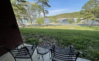 GR3 - Mountain Harbor Queen Guest Room on Lake Ouachita