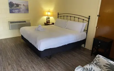 JI1 - King Guest Room located at the Joplin Inn at the entrance to Mountain Harbor, just 2 1/2 miles from Lake Ouachita