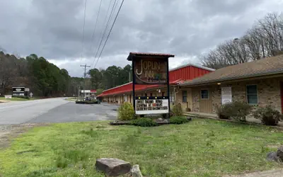 JI2 - Queen Guest Room located at the Joplin Inn at the entrance to Mountain Harbor, just 2 1/2 miles from Lake Ouachita