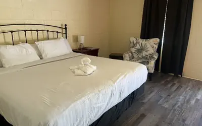 Joplin Inn King Guest Room