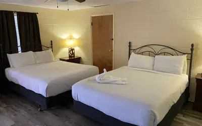 JI3 - Queen Guest Room located at the Joplin Inn at the entrance to Mountain Harbor, , just 2 1/2 miles from Lake Ouachita