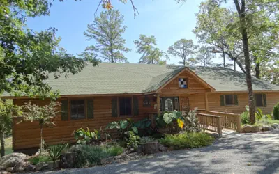 C22 - Luxury three bedroom, three bath cottage with  hot  overlooking Lake Ouachita