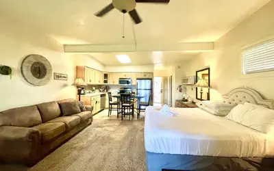 SU13 - Lake view King Studio with full kitchen, deck overlooking Lake Ouachita, king bed and queen sleeper sofa