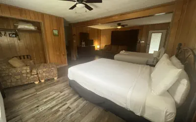 JIS12 - Budget friendly queen studio with full kitchen, two queen beds and sleeper sofa