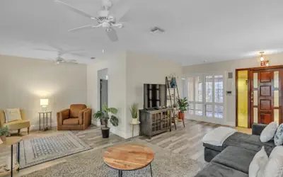 Walk to the Beach! Luxe Hollywood Lakes Hub