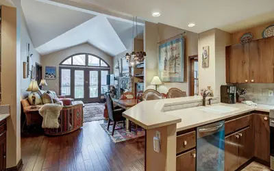 2BR Condo in Arrowhead Village - 5 Minute Walk to Chairlift, Mountain Views!