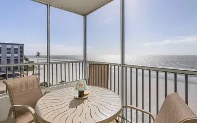 Beach Villas 401 Beachfront Corner: Views, Pool, Walk Times Sq