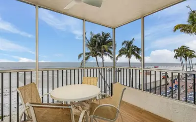 Beach Villas 106 Corner Condo: Gulf Views, Pool, Walk Times Sq