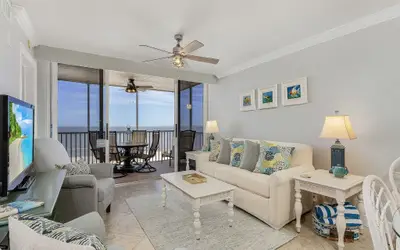 Beach Villas 304 Beachfront Condo: Gulf & Bay Views, Pool, Dwtn