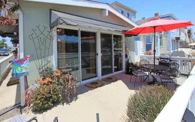 Steps to the Beach, Shops + Restaurants