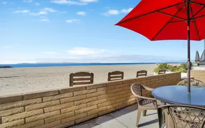 Oceanfront w/ Large Patio On The Sand