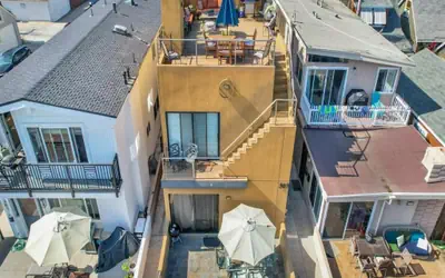 Contemporary Value 4 Bdr. w/ Rooftop Deck: 303