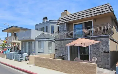 Location! Walk to beach, grocery + restaurants