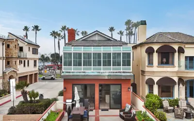 Spacious Beachfront Sanctuary: Serene Ocean Views