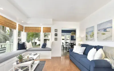 Peninsula Point Gem- Updated Beachy Cottage