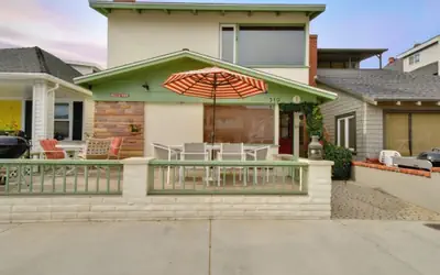 Newport Bay Cottage w/ Spacious Patio: 319