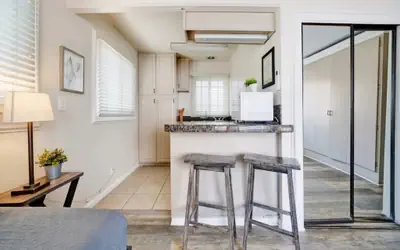 Charming Back Unit Studio On Peninsula w/ Parking