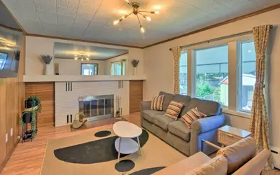 Parkstrip Place, Pet Friendly Downtown Home