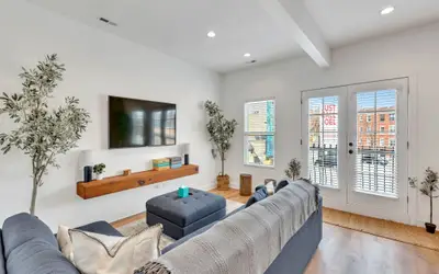 Heart of Wrigleyville 4bd 2ba Long Stay Modern Apt