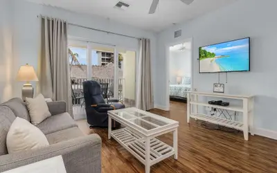 Harbour House 205: Pool, Near Times Square & Beach