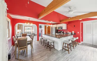 Stowe Retreat (Mountain views & Fenced Backyard)