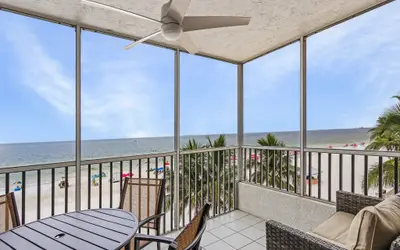 Beach Villas 306: Views, Pool, Near Sanibel & Times Sq