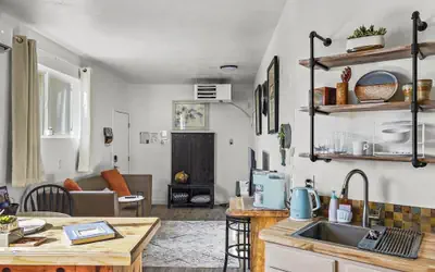 Quaint Monument Retreat