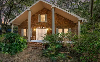 Ponderosa Farmhouse: Serene 2.7 Acres by UF