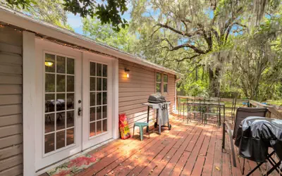 Ponderosa Farmhouse: Serene 2.7 Acres by UF