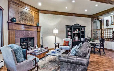 Stunning Renovated 2 Bedroom in Arrowhead Village!