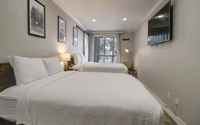 FP105 Foxpine Hotel Room