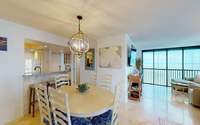 Sandarac 502B: Beachfront Condo, Pool & Views