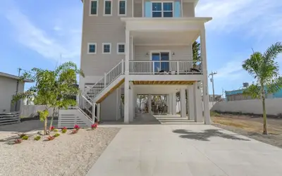 118 Luxury 4 Bed w/ Den 4.5 Bath | Heated Pool & Spa