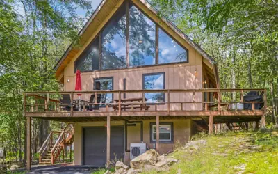 Poconos Chalet newly renovated, great location