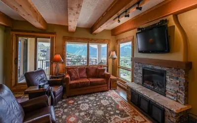 5th Floor 2BD/2BA Condo with Magnificent Views